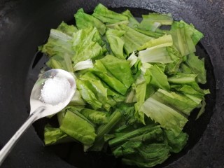 凉拌油麦菜,加入少许盐使其颜色更翠绿