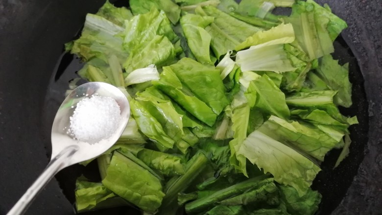 凉拌油麦菜,加入少许盐使其颜色更翠绿