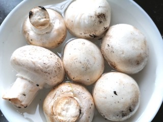 芦笋炒蘑菇,将蘑菇泡水清洗干净