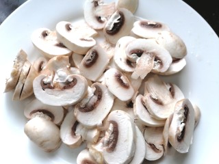 芦笋炒蘑菇,将蘑菇切成薄片