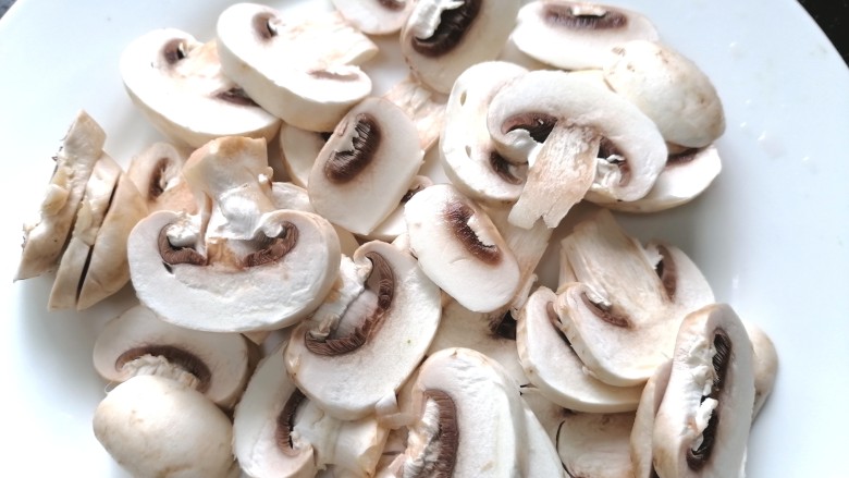 芦笋炒蘑菇,将蘑菇切成薄片