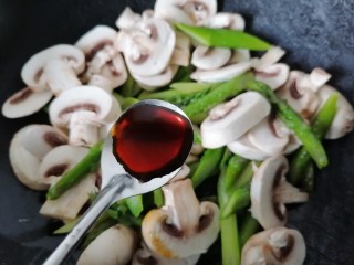 芦笋炒蘑菇,加入一勺生抽提鲜