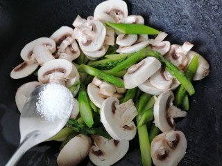 芦笋炒蘑菇,加入适量盐调味