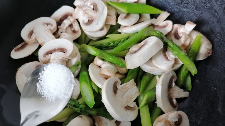 芦笋炒蘑菇,加入适量盐调味