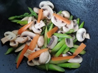 芦笋炒蘑菇,最后放入胡萝卜翻炒均匀入味即可出锅