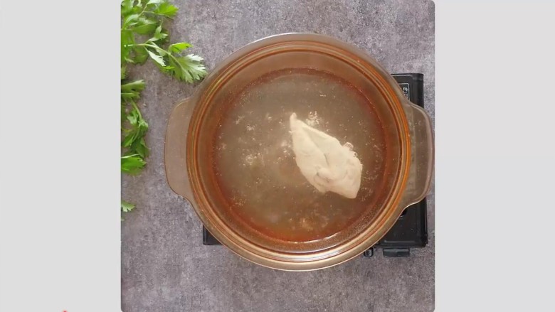 鸡丝凉面,步骤二：锅中烧水，加适量盐、胡椒粉，煮熟鸡里脊