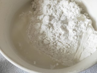 糯米枣,水磨糯米粉倒入碗里，在加入开水，用筷子搅成絮状