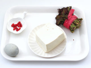 香椿皮蛋豆腐,首先备齐所有的食材。
