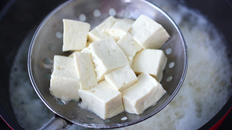 香椿皮蛋豆腐,<a style='color:red;display:inline-block;' href='/shicai/ 476'>北豆腐</a>切小块放入锅中焯一下水，这样会去掉豆腐的豆腥味，吃起来口感更佳。