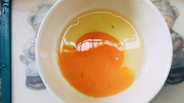 红枣鸡蛋粥,碗中打入一个鸡蛋