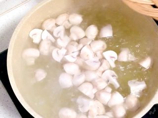 芦笋炒蘑菇,蘑菇焯水
