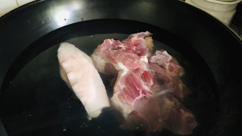 蒜苔回锅肉,猪肉冷水下锅煮15分钟左右