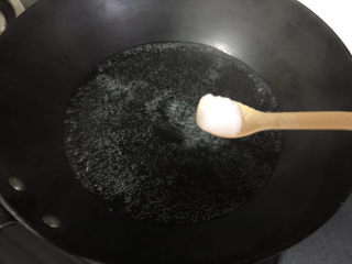 芦笋炒蘑菇,锅内水烧开，加点盐