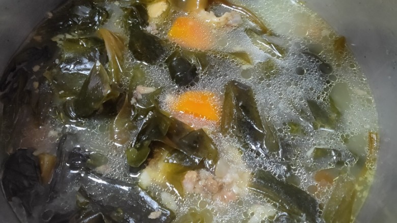 萝卜海带汤,煮至胡萝卜熟透