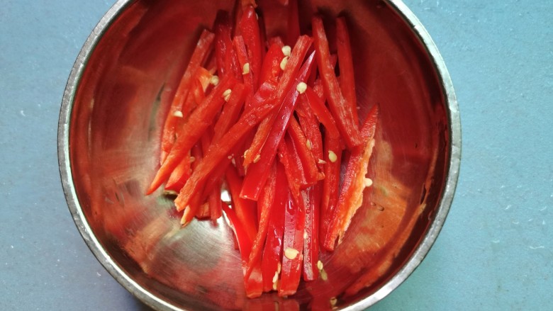 凉拌油麦菜,切好的红椒丝放入碗中
