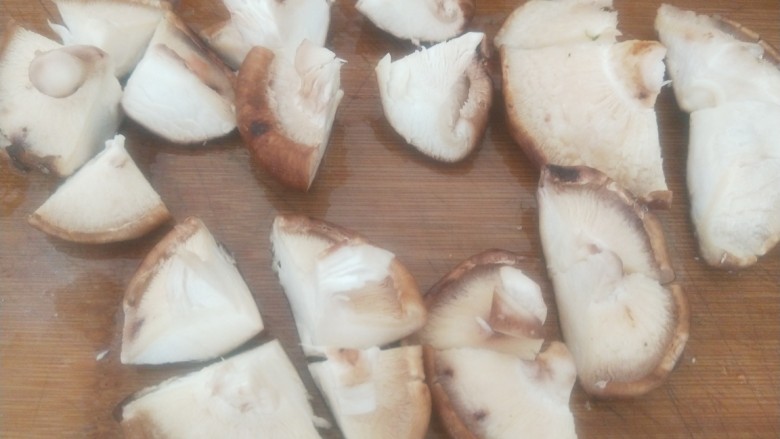 红烧香菇,切成四瓣。