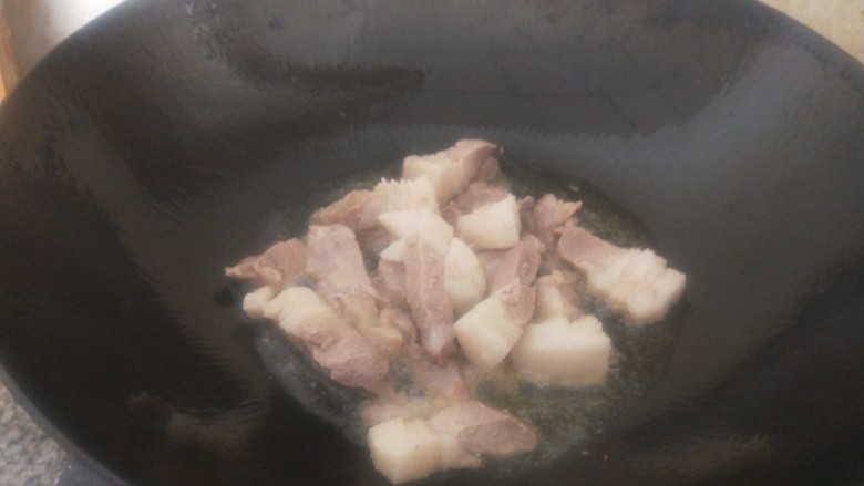 红烧香菇,锅中倒油炒糖色，倒入猪肉。
