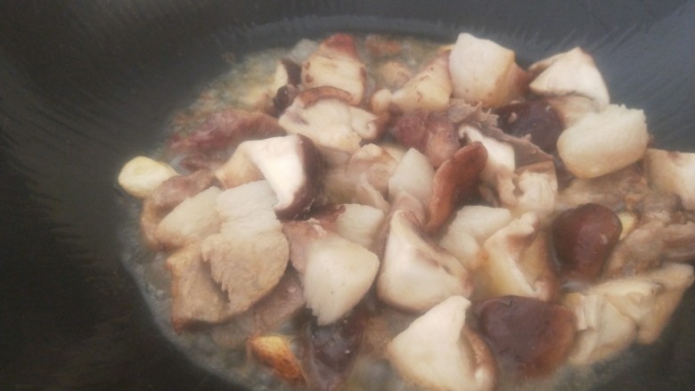红烧香菇,倒入香菇一起炒均匀。