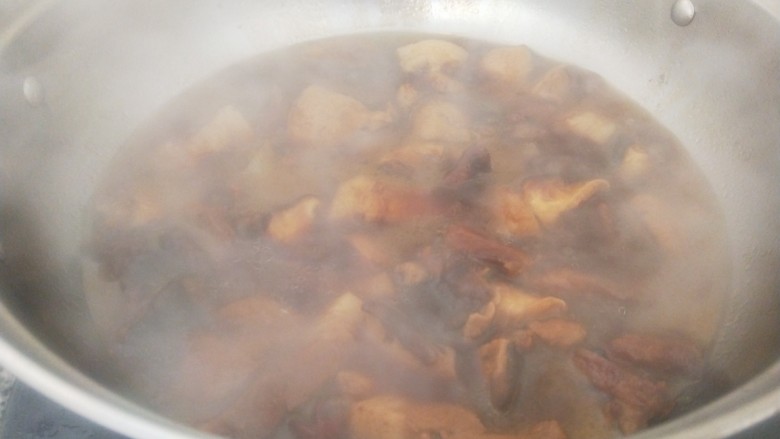 红烧香菇,加入适量水焖半小时。