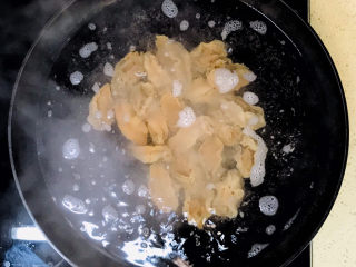 鲍鱼炖土豆,浸泡后，加入锅里，加满水，大火煮沸，转中火煮50分钟左右