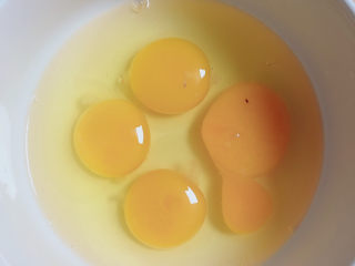 香椿炒蛋,碗中打入鸡蛋。