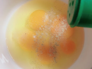 香椿炒蛋,再放入少许胡椒粉。