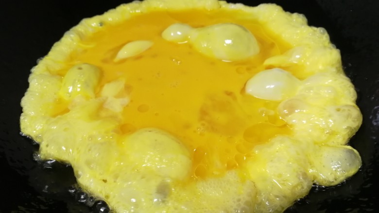 香菇炒鸡蛋,热锅倒入适量油，倒入蛋液，炒熟盛出备用。