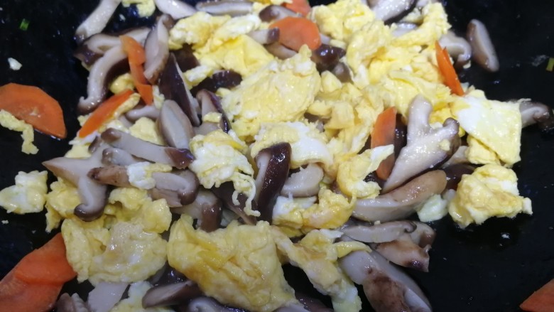 香菇炒鸡蛋,放入鸡蛋炒匀。