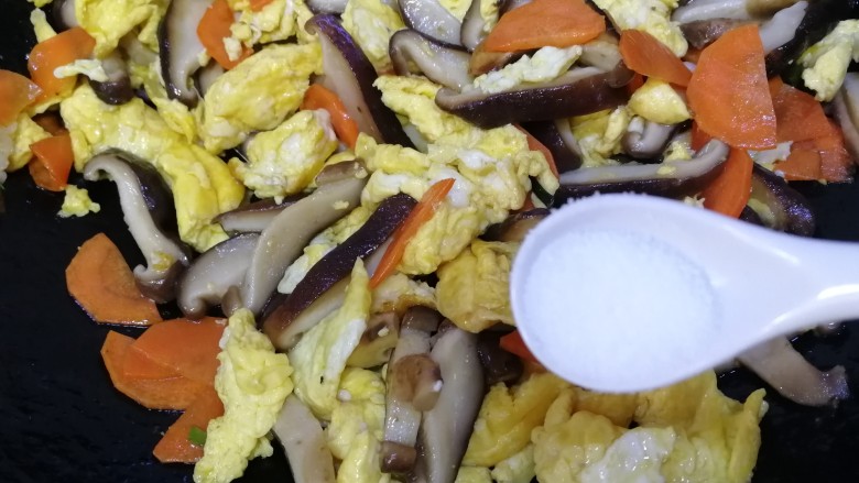 香菇炒鸡蛋,加盐增味。