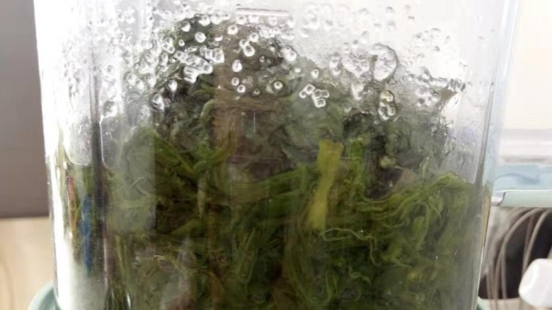 艾草青团,拧干的艾草与水1:1放入搅拌机中打成艾草浆
