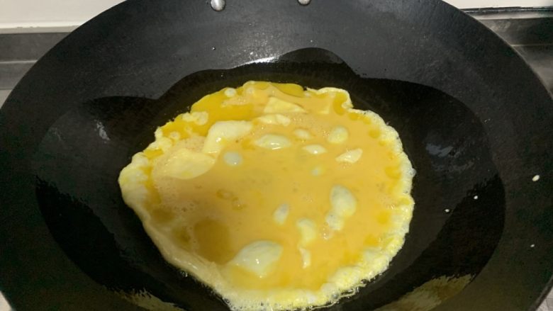 香菇炒鸡蛋,放鸡蛋