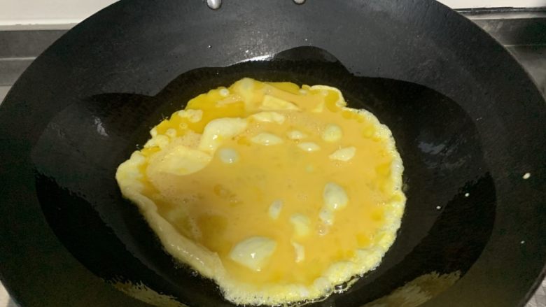 香菇炒鸡蛋,放油