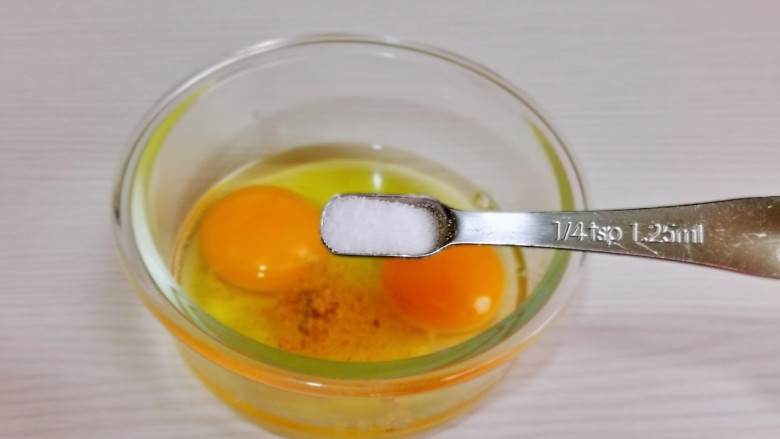 蒜苔炒鸡蛋,按个人口味加入盐。