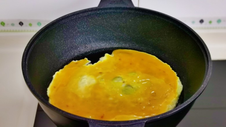 蒜苔炒鸡蛋,起油锅，倒入蛋液小火煎。