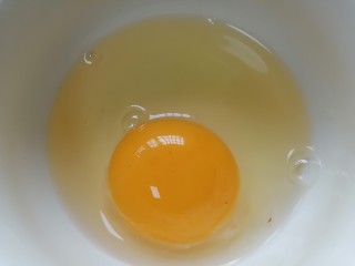 蒜苔炒鸡蛋,将鸡蛋磕入碗中