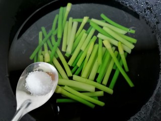 蒜苔炒鸡蛋,加入一勺盐可以使蒜苔颜色更翠绿