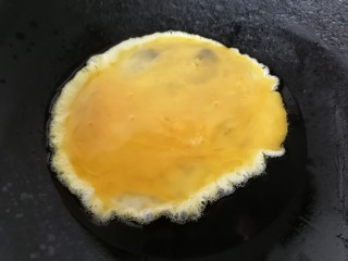 蒜苔炒鸡蛋,锅内放油烧热倒入蛋液