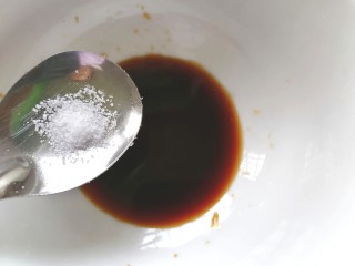 剁椒皮蛋,开始准备酱汁，适量生抽里加入少许盐