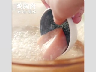 日式凉拌豆腐,步骤二：起锅烧水加适量的盐和白胡椒，鸡肉煮熟后放凉撕成丝。