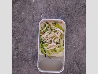 日式凉拌豆腐,步骤四：豆腐开盒直接切成大块平铺盘底，再加入鸡肉丝和黄瓜丝。
