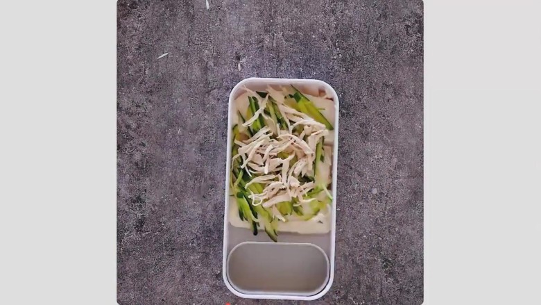 日式凉拌豆腐,步骤四：豆腐开盒直接切成大块平铺盘底，再加入鸡肉丝和黄瓜丝。