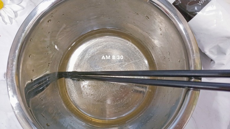 糯米枣软糯好吃,加入热水搅拌融化
