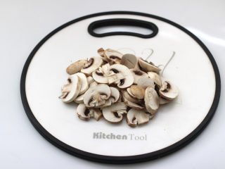 芦笋炒蘑菇,口蘑去出根部的脏的地方，洗净后切片。