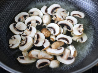 芦笋炒蘑菇,口蘑也放入锅中焯一下水捞出沥干水分。