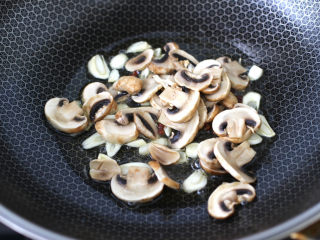 芦笋炒蘑菇,加入焯水后的口蘑，大火快速翻炒均匀。
