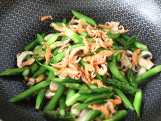 芦笋炒蘑菇,最后加入磷虾。