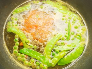 菠萝蛋炒饭,一小块胡萝卜切丁，一把青豆清洗干净，几个荷兰豆去筋蒂后焯水2分钟。
