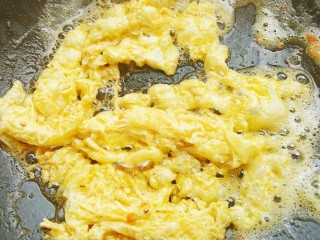 菠萝蛋炒饭,锅中放油，快速滑熟蛋液。