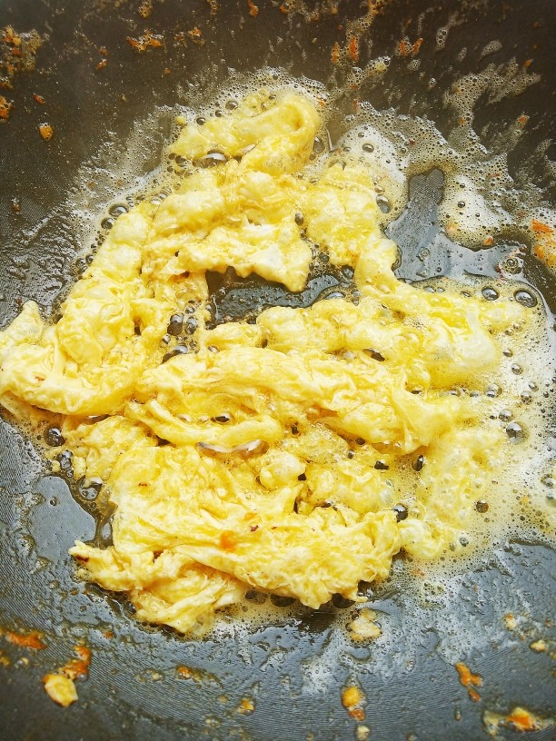 菠萝蛋炒饭,锅中放油，快速滑熟蛋液。