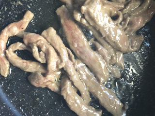 芦笋炒牛肉,快速煸炒至牛肉变色。